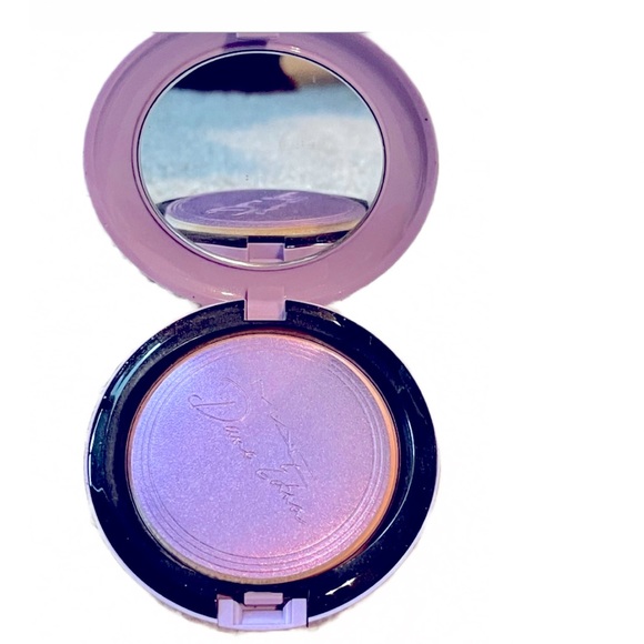 Mac Dame Edna compact finishing powder - Picture 3 of 4